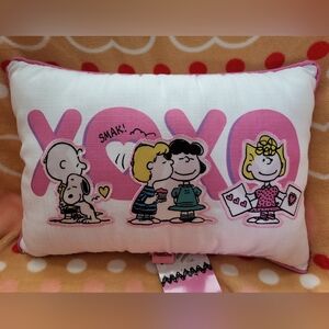 NWT PEANUTS VALENTINE'S DAY DECORATIVE PILLOW. NEVER DISPLAYED